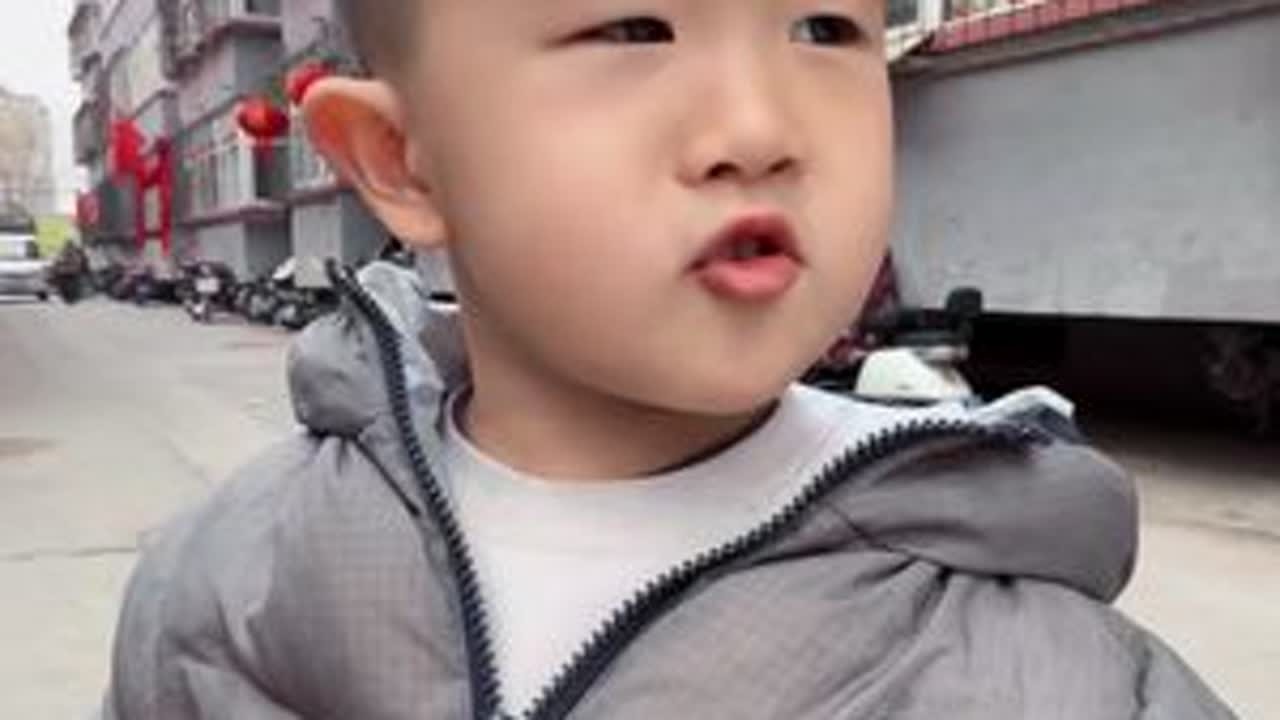 今天是路虎上百天宴的五老歌！路虎看见小宝宝害羞了都！