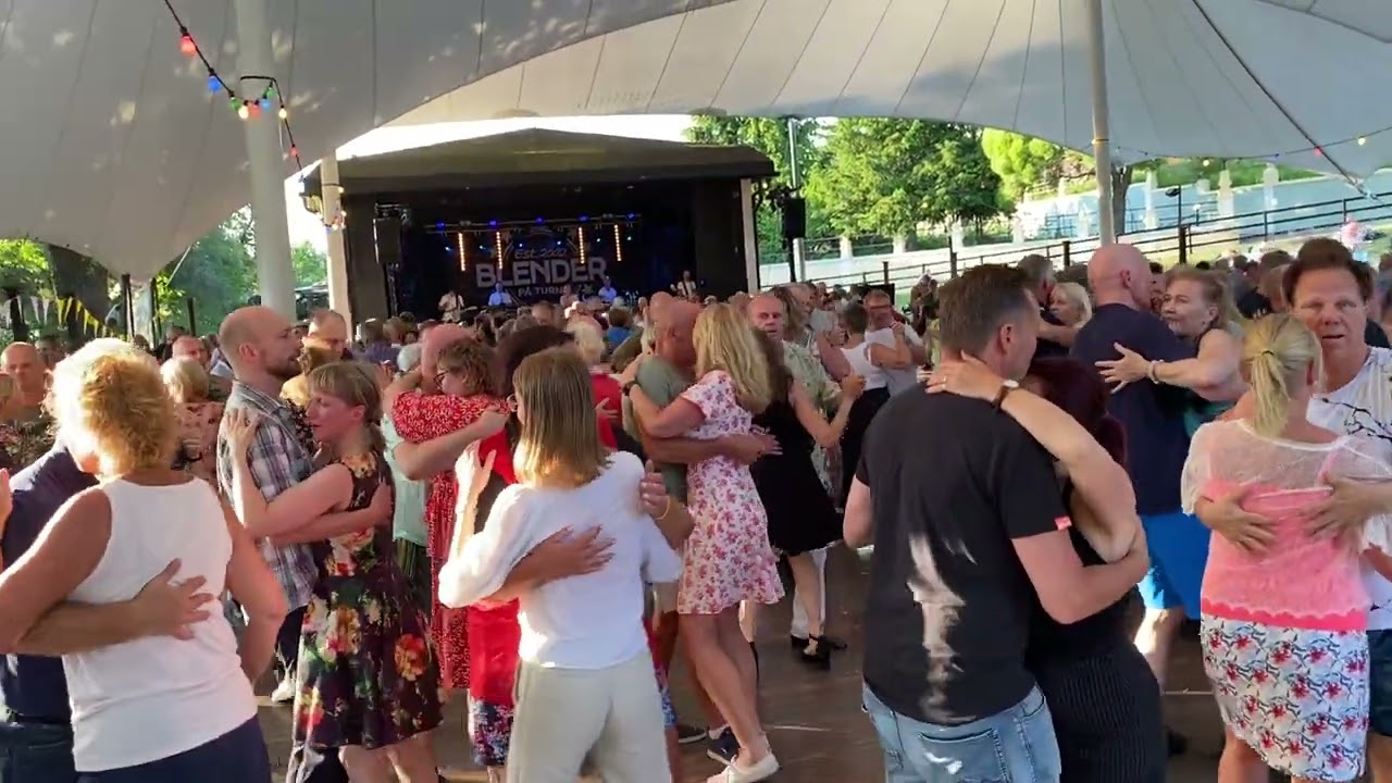 Blender spelar ”Kärlek bränner” på Hågelby 27 juni. EBBA hade foxkurs innan & bidrog med Taxidansare
