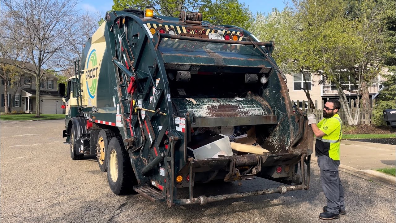 Autocar ACX McNeilus Rear Loader + Other Cool Groot Rear Loader Garbage Trucks Packing Bulk