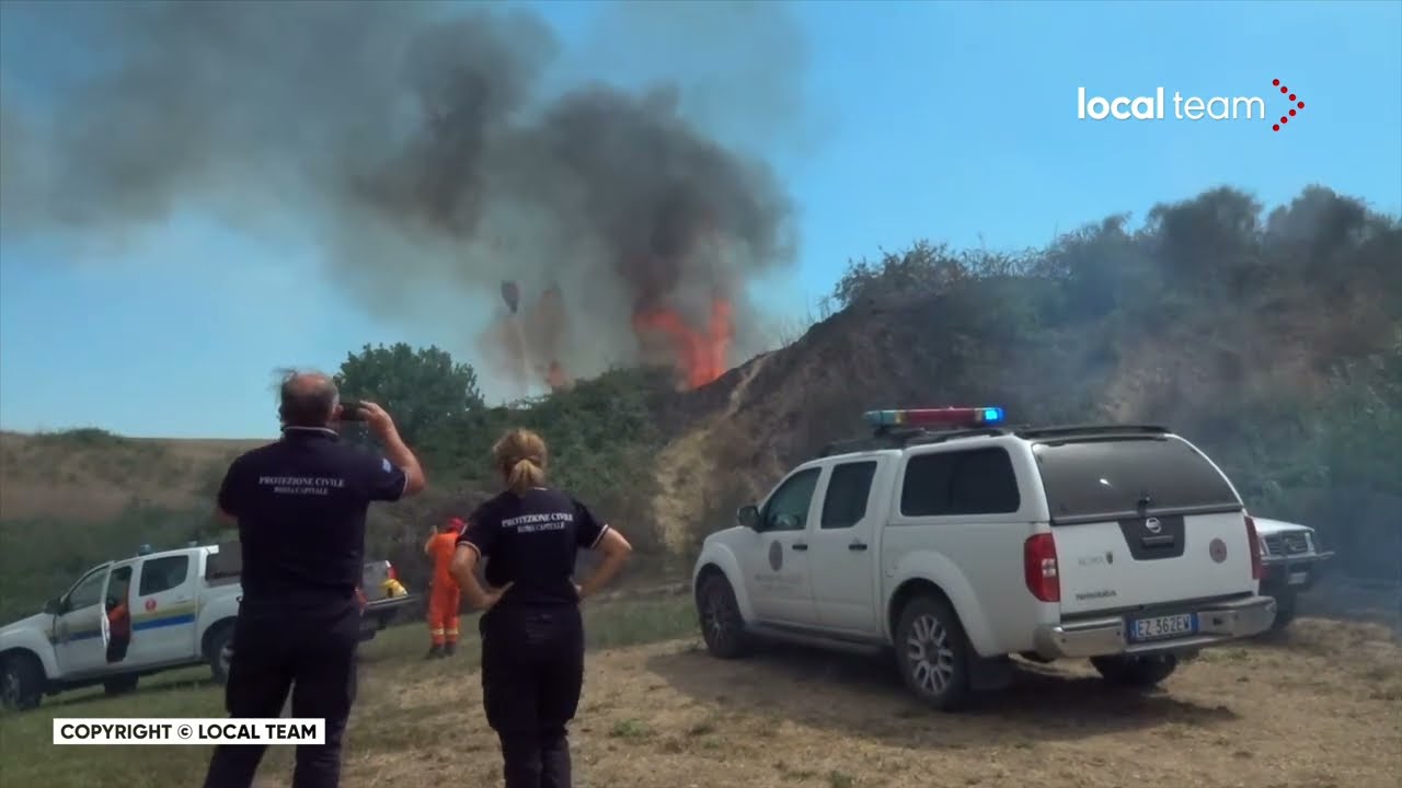 Roma, ancora un rogo, questa volta vicino Via Malagrotta: fiamme alte, gli sganci degli elicotteri