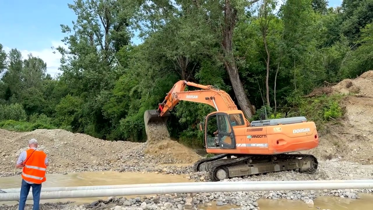 DOOSAN DX255 digging gravel in Natisone river part 3 - Orsaria, Italy