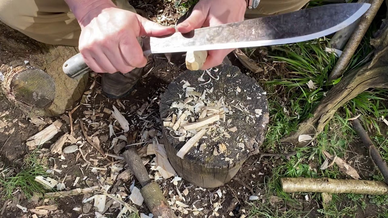 Using a Darien Machete to Carve a Spoon
