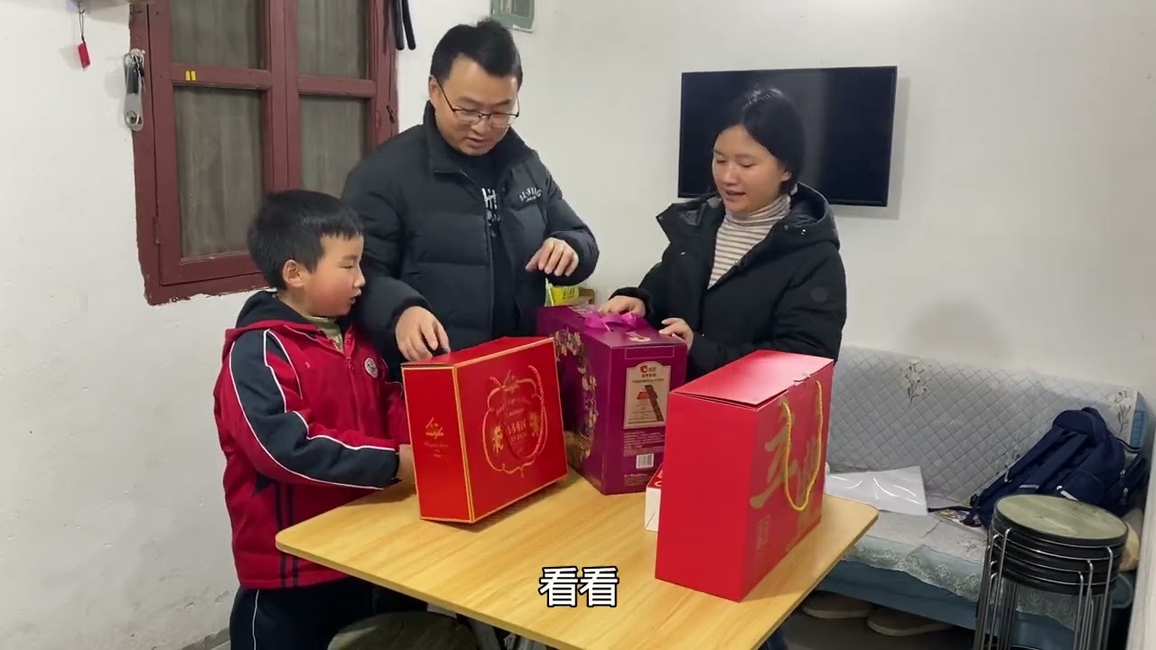 上海工厂发年货了，又是满满3大箱，小伙乐坏了 #年货 #工厂