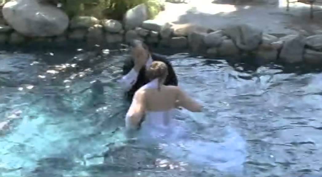 ¡Sí, quiero! Novia se cae a la piscina