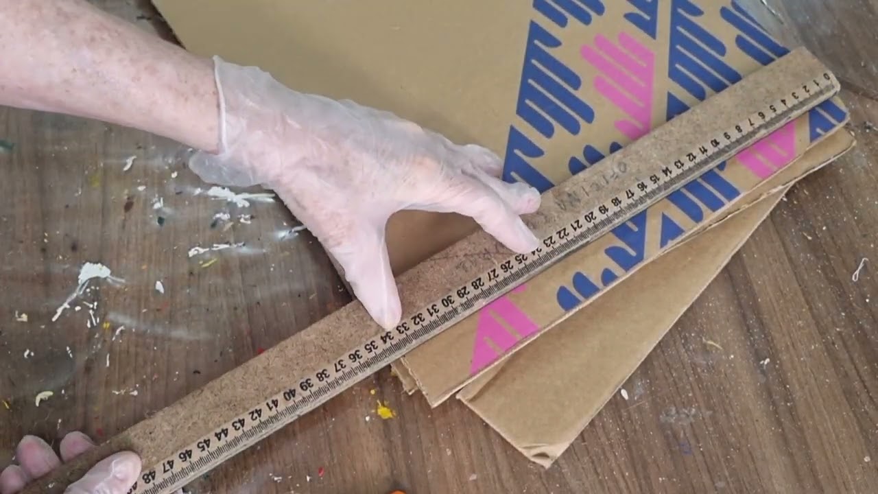 como fazer um cavalete para pintura com papelão