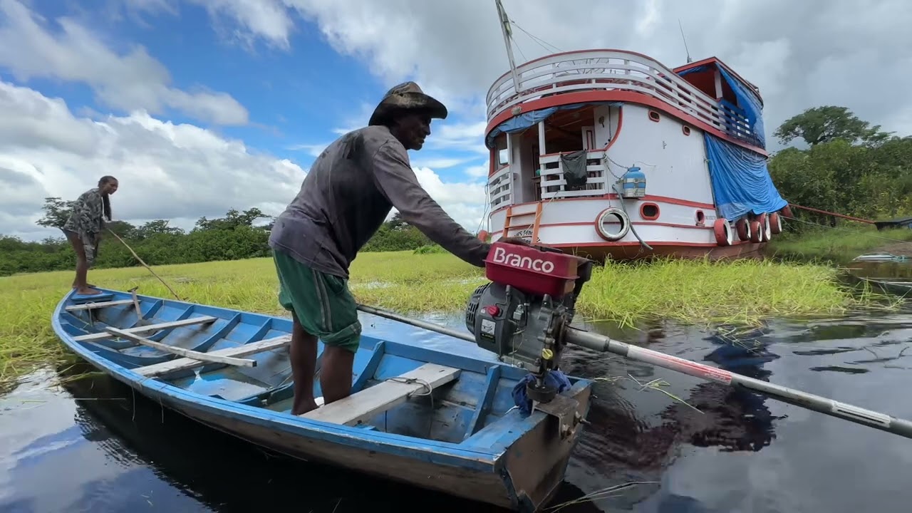 Puxamos capim da frente da balsa/Lago Amanã, Amazonas!