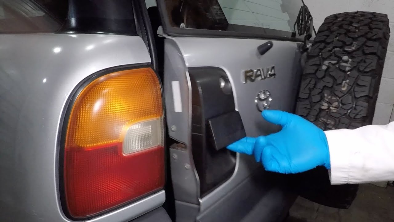 Ремонт дребезжащей задней двери Toyota RAV4 1997 года (эпизод 11)