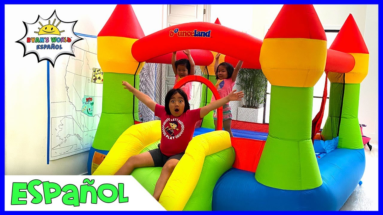 Casa de juegos inflable gigante dentro de nuestra casa con la familia de Ryan!