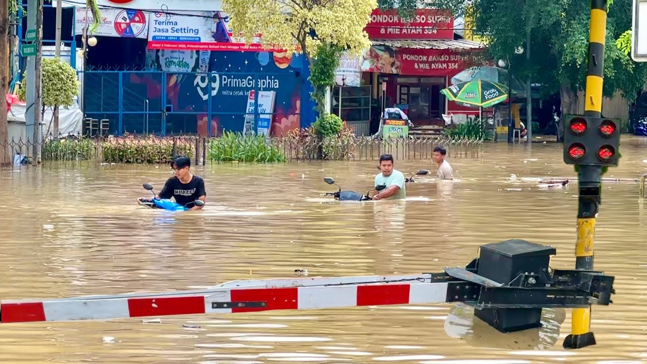 BANJIR SETINGGI MOTOR!!, Perlintasan Kereta Api Stasiun Bekasi LUMPUH TOTAL IMBAS BANJIR
