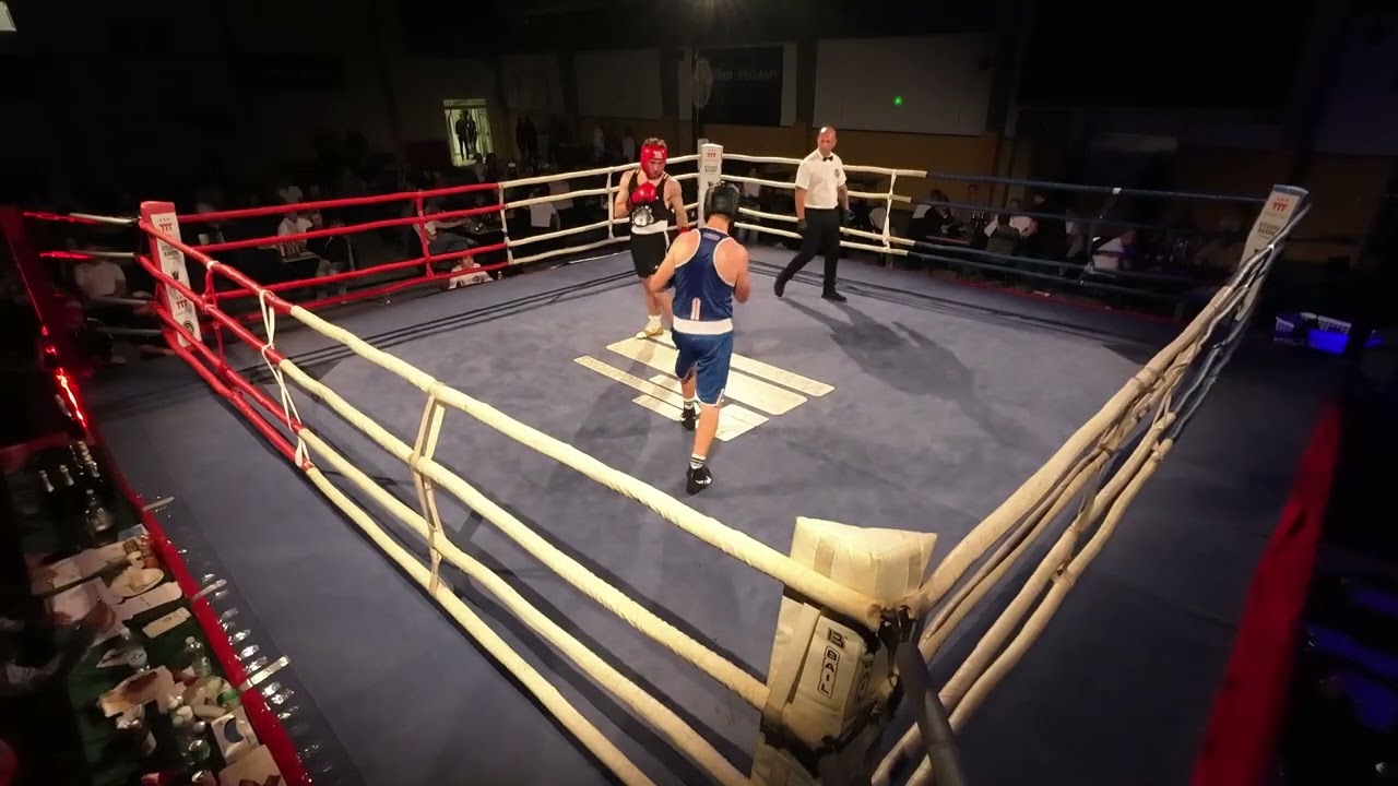 Fabián Volf (červený) vs. František Patera (modrý). Galavečer Boxu 2025