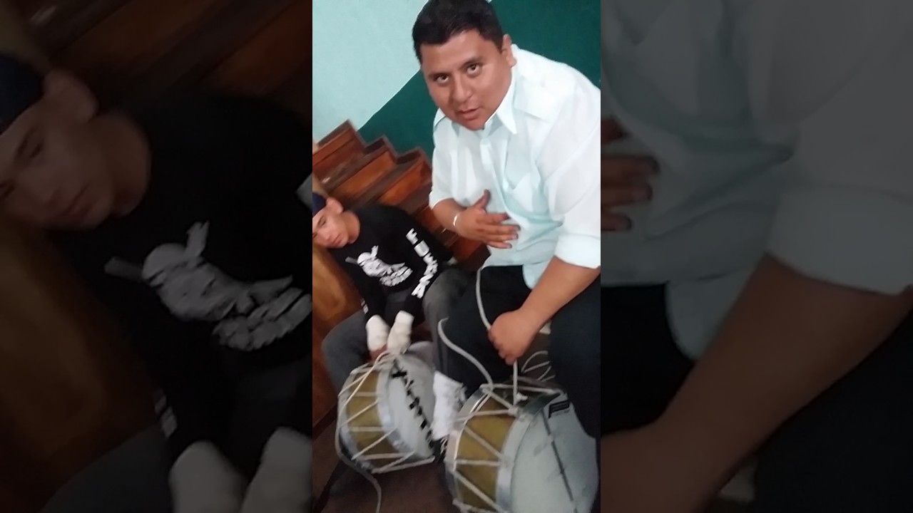 Joaquin Fajardo Enseñando Apretar Las Cajas Banda De Guerra Lobos Tala