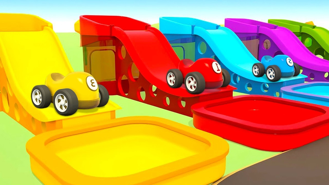 Vamos encher a piscina com bolinhas coloridas e pular com os carrinhos coloridos!