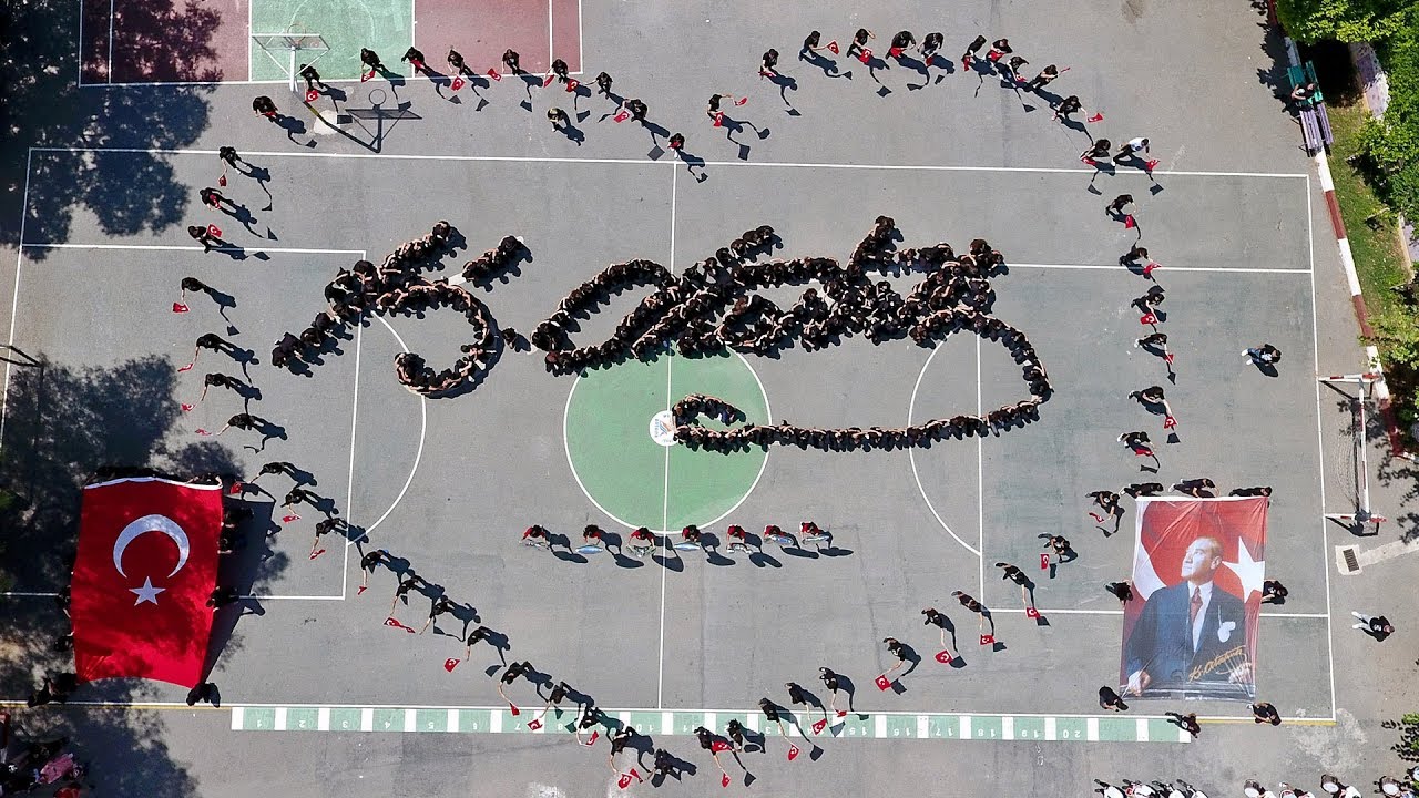 Öğrenciler Atatürk koreografisi yaptı