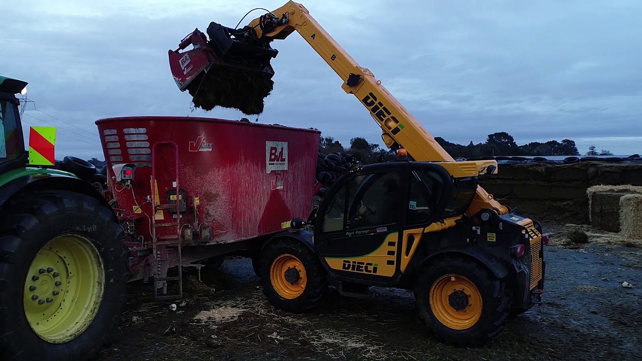 Dieci Agri Farmer 32.6 with BvL Mixer Wagon