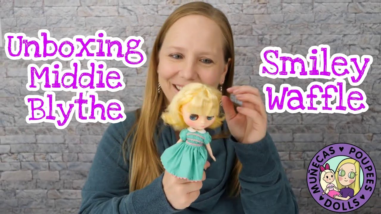 Unboxing Middie Blythe Smiley Waffle Doll
