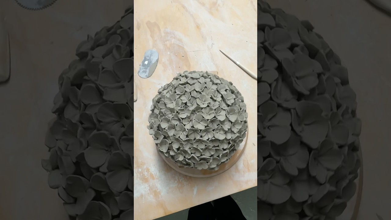 3/31 - Pourquoi pas fleurir nos murs? Premier mura c&eacute;ramique pour ce challenge #pottery #ceramics
