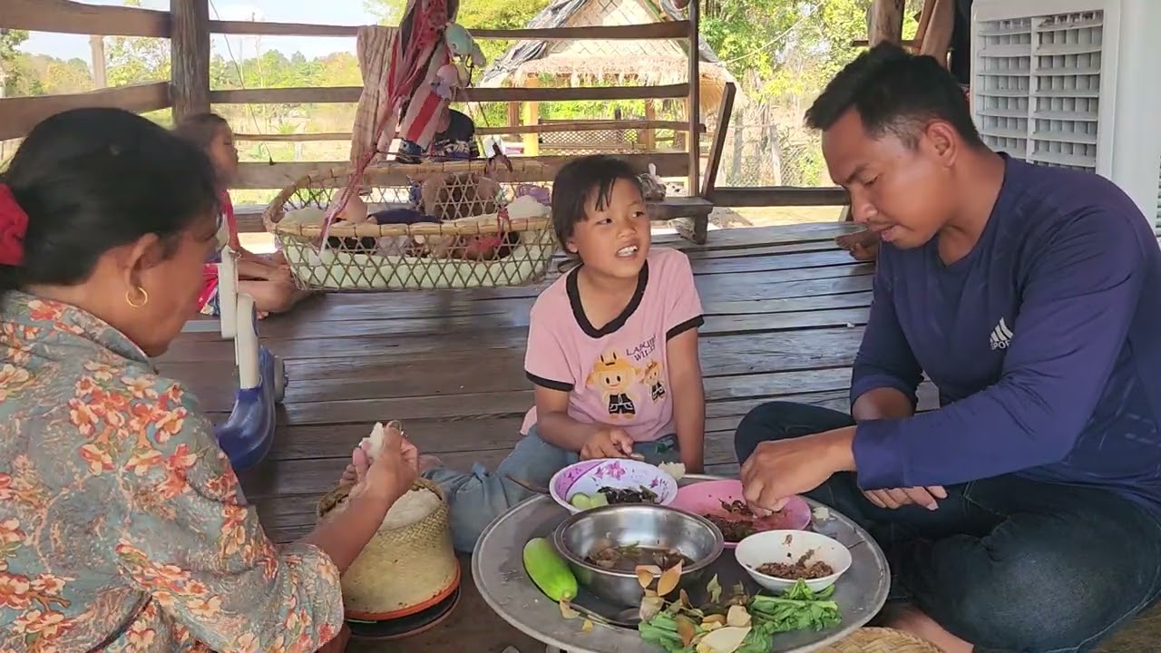 กินข้าวเที่ยงเมนูลาบขมต้มแช่บๆสุดยอด
