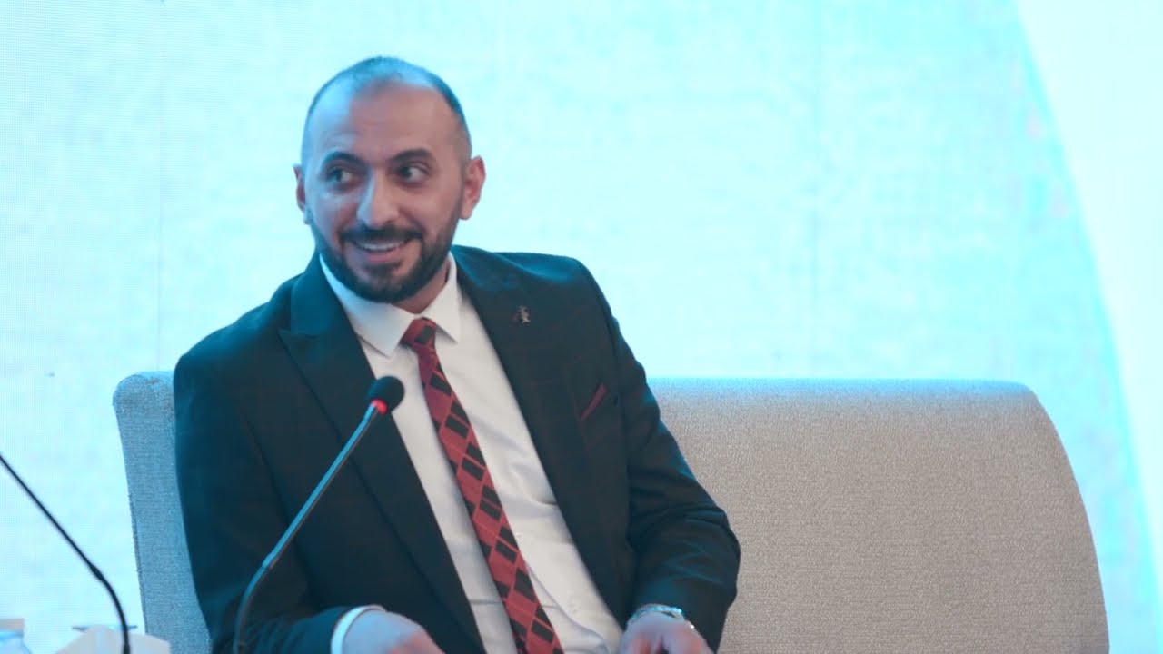 م.د.حسين علي مكطوف من جامعة بغداد اثناء تقديمه ملخص بحثه في مؤتمر  (فتوى الجها.د الكفائي)