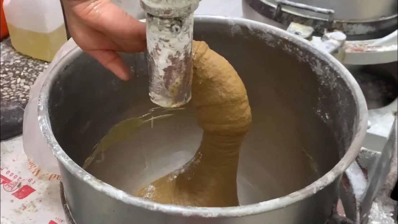 沖繩黑糖配上老麵饅頭手工製作, 香Q帶勁有夠扎實, 吃一個就飽了! - 台灣街頭小吃