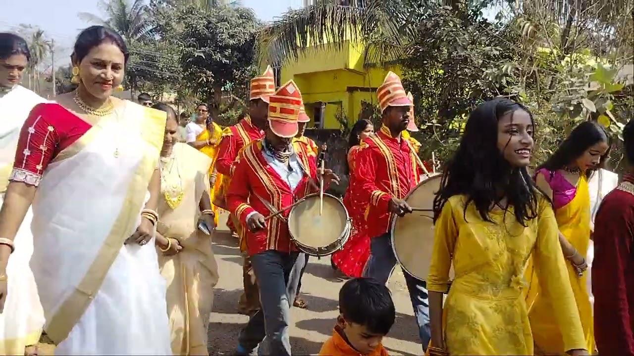বিয়ে বাড়িতে জল আনতে যাওয়া হচ্ছে সবাই মিলে