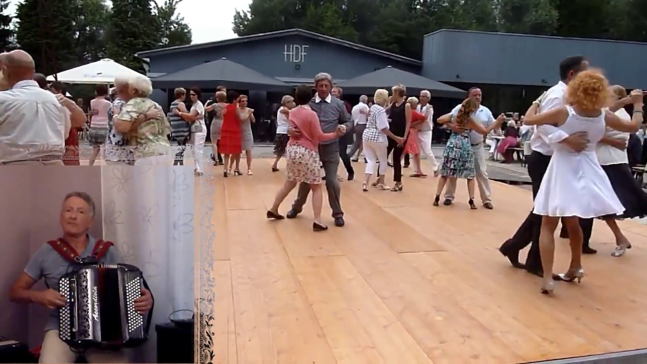 La Valse des Amoureux: Valse jouée par Jean Claude à l'accordéon.