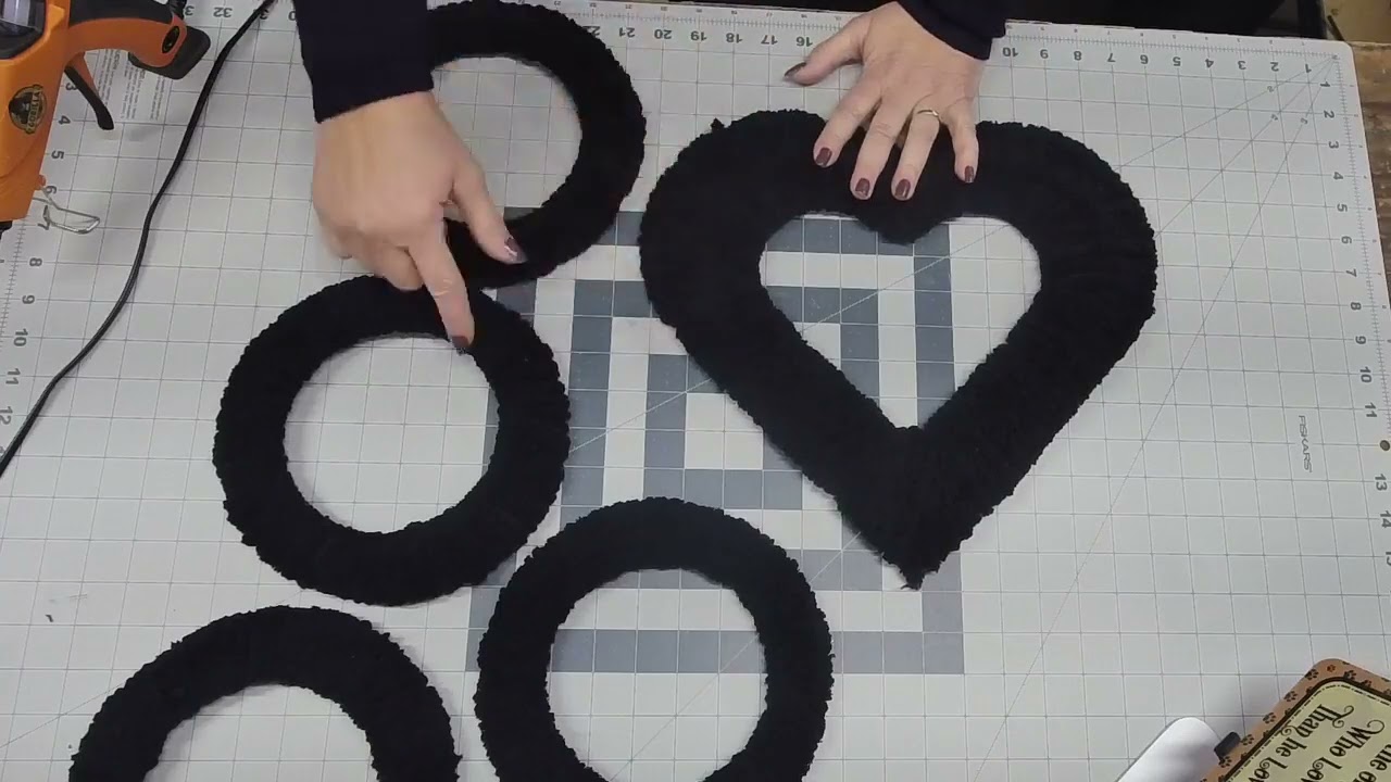 How to Make Dog Paw Print Yarn Wreath Tutorial