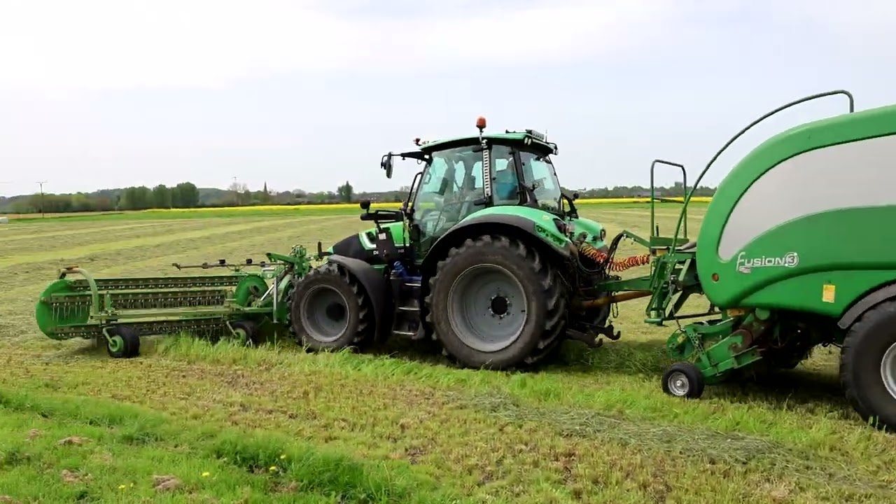 Deutz-Fahr 6130.4 TTV mit TWIST 600 Kammschwader und McHale Presse im Gras.