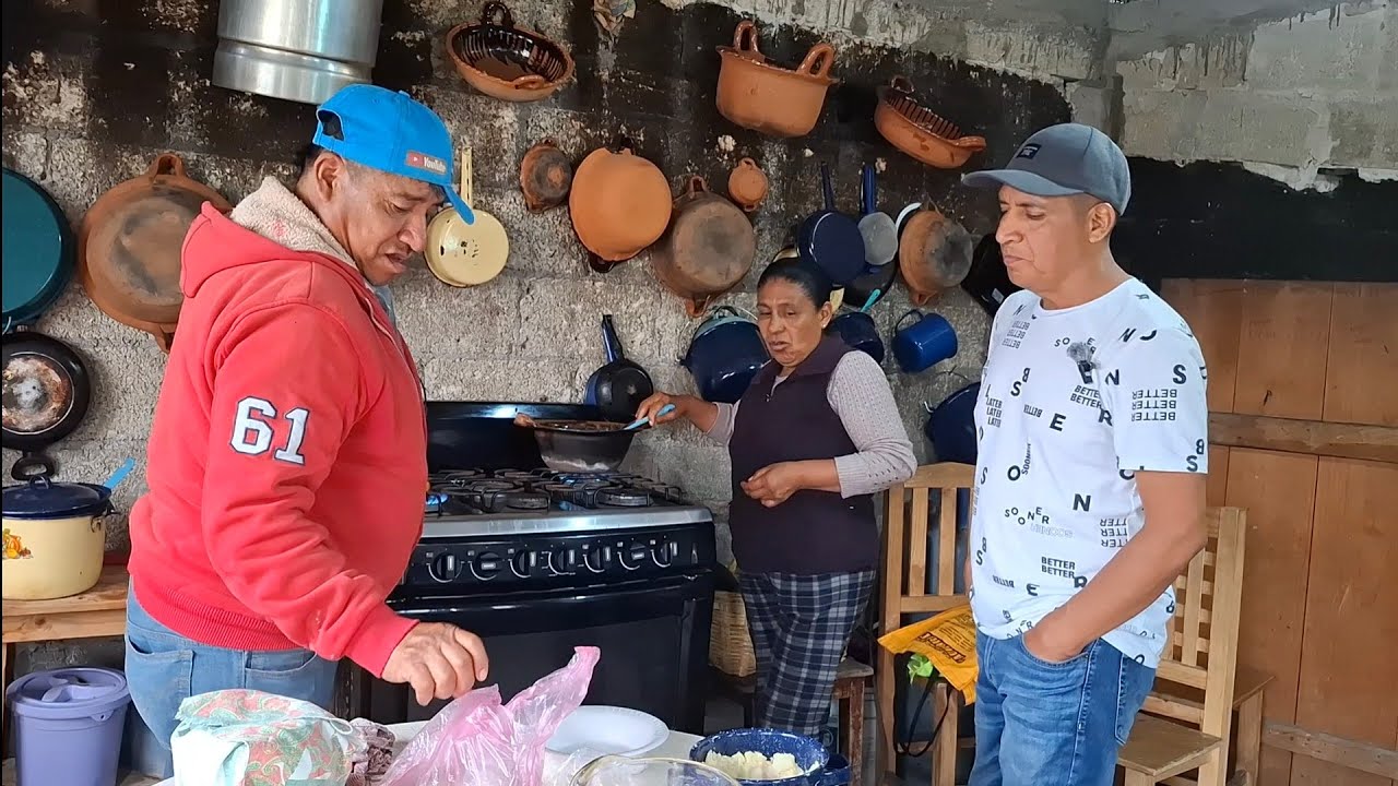  Comiendo SALSA DE MOLCAJETE Y PAPAS CON LONGANIZA con la familia 