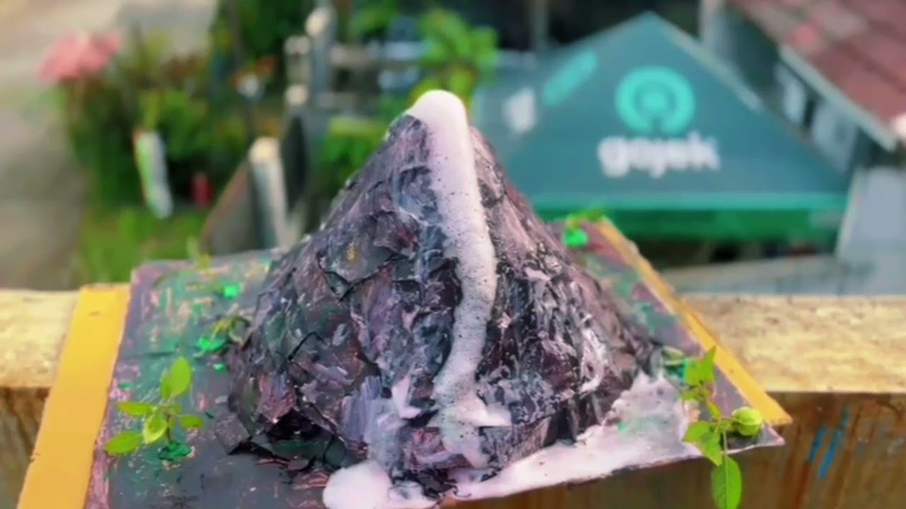 vulkanisme kelas : 10.2 ( ilustrasi erupsi gunung merapi kelompok 3 SMA YADIKA 13 ) 