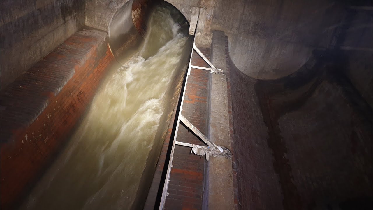 Kanalisation - RÜB - Exploring an Overflow Channel - Active Sewer - good sound