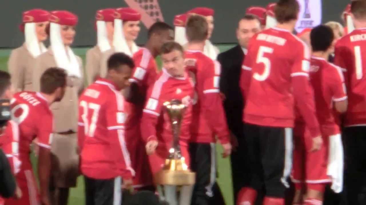 21.12.13   Bayern München -- Raja Casablanca in Marrakech (14) KÖNIG GRATULIERT