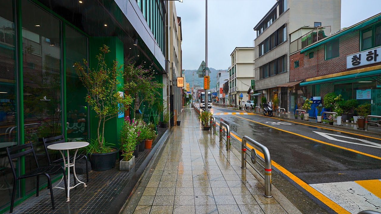 Exploring a New Alley in Seochon Village in Autumn Rain | Rain Ambience Sounds for Relaxing 4K HDR