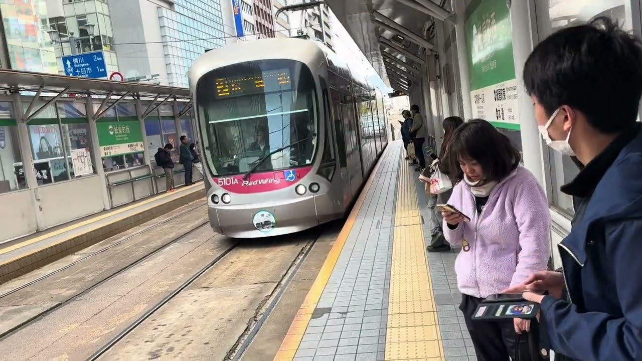 2026.2/1広島駅行きのJR西日本コラボラッピング電車Red wingラッピング紙屋町西電停到着。