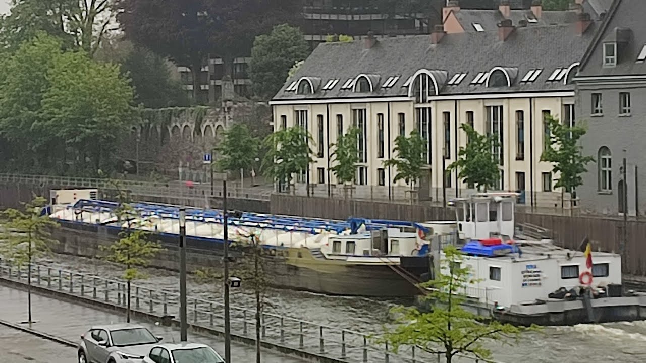 Remorqueur fluvial avec une barge pour le transport de gaz liquéfié.