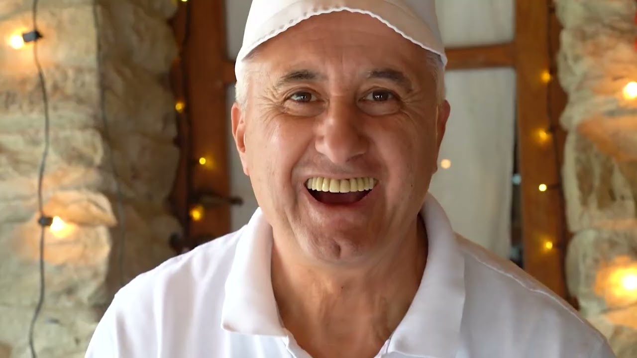 Today at La Vialla, Francesco bakes a Panettone filled and glazed with chocolate