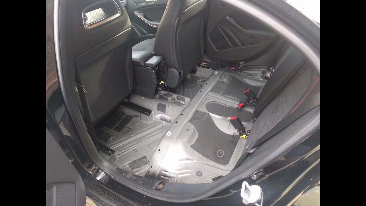 Bodenbelag ausbauen aus einer Mercedes A-Klasse (W176)