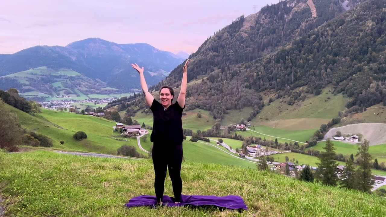 Yoga im Stehen f&uuml;r Mamas &ndash; Mini-Auszeit mit Bergblick 🏔️ | MamaRoutine Special