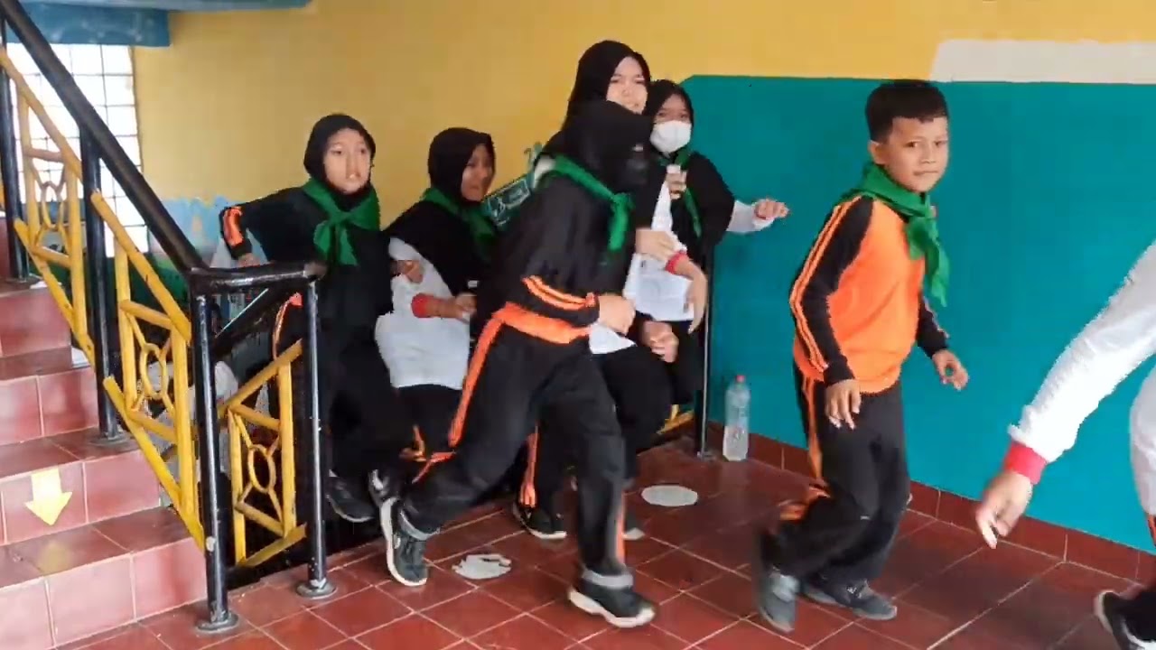 SIMULASI KESIAPSIAGAAN GEMPA BUMI DI SEKOLAH SDN PONDOK KOPI 01 PAGI