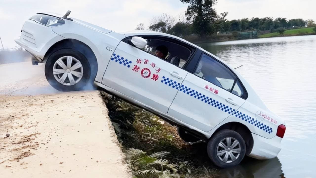 The Rear Vehicle's Wheels Fell Off The Curb, But The Experienced Driver Managed To Save Himself.