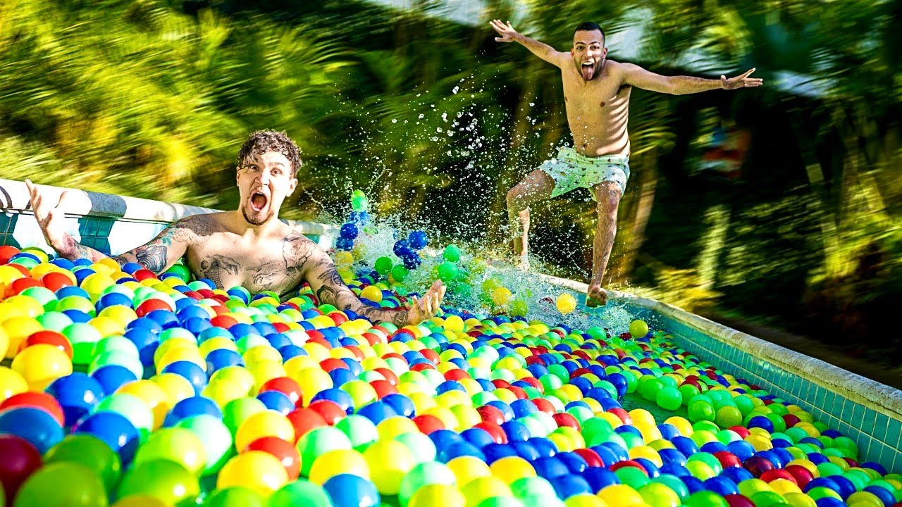 MERGULHAMOS NA PISCINA COM 2 MIL BOLINHAS!
