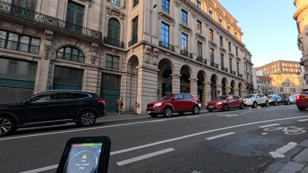   Bruxelles Illuminée : Balade, Gaufre aux Galeries et la Réalité de l’Accessibilité