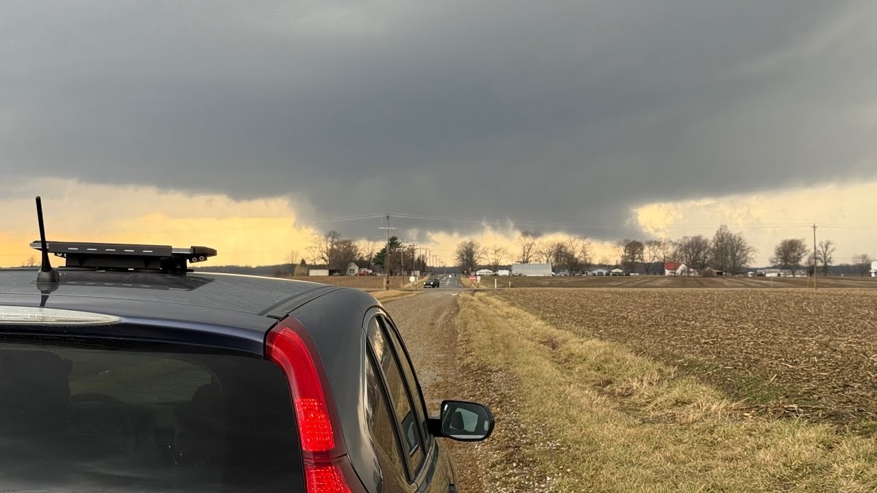 OHIO VALLEY TORNADO THREAT - LIVE STORM CHASER