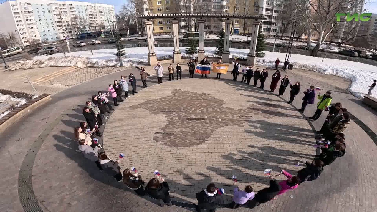 Флешмоб школьников прошёл на Крымской площади в Самаре