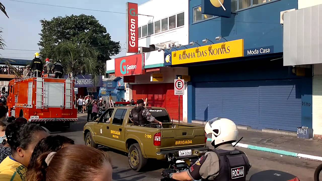 Desfile do caminhão de bombeiros de Sapucaia do Sul