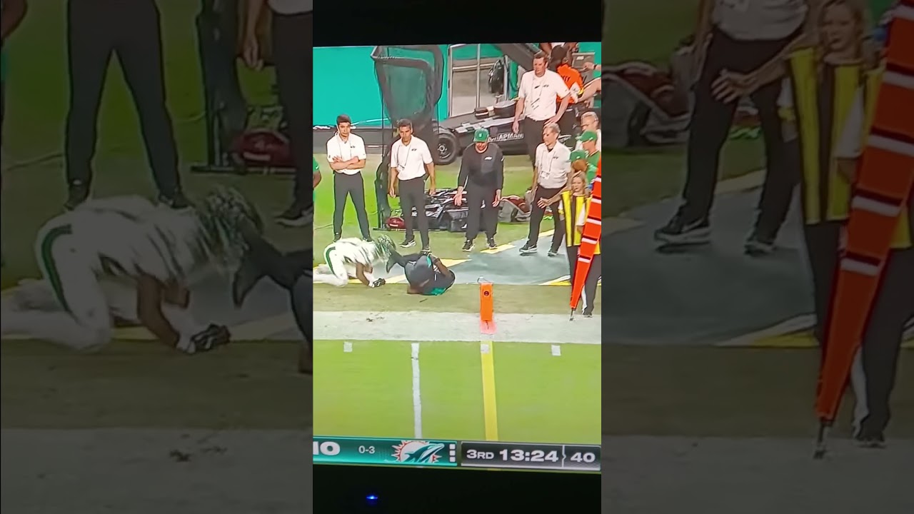 Tyreek Hill breaks his leg. Looks horrible  