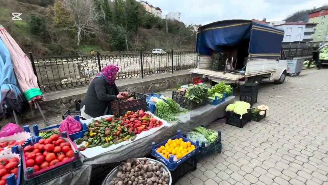 FIRTINA NEDENİ İLE PAZARCILAR ERKENDEN TEZGAHLARI TOPLUYOR…