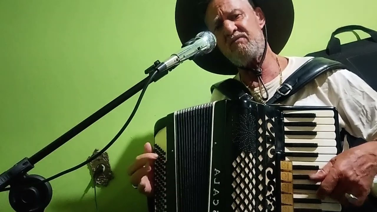 No mundo a gente chora de tristeza no mundo a gente rir pra não chorar