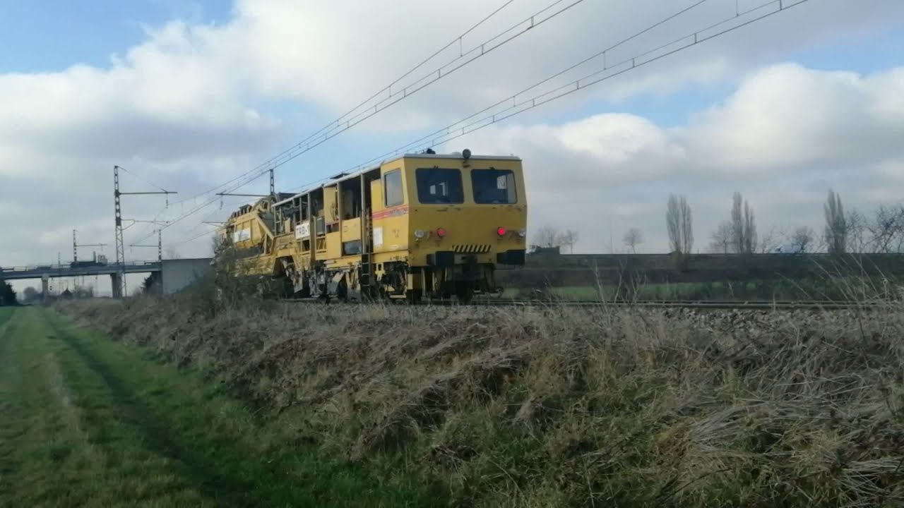 4 trains , deux privés une bourreuse et une triplette.-X 73500- Euro 4000 et 4001- Colas Rail-