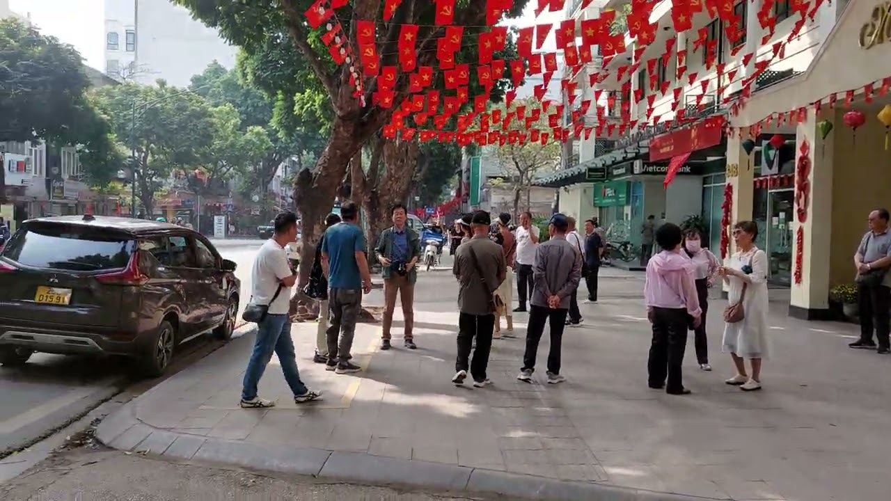 Khách Trung Quốc đi du lịch rất đông trên Phố Trần Phú, Hà Nội  | Hà Nội Phố | Hanoi travel