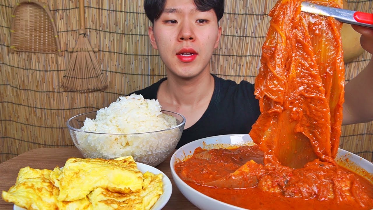 직접만든 돼지고기김치찜! 1시간동안 지졌더니 입에서 없어집니다. 감탄이 절로 나오네요..! BRAISED PORK AND KIMCHI KOREAN FOOD ASMR MUKBANG.